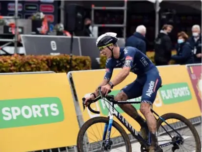  ?? FOTO TOM GOYVAERTS ?? Niels Vandeputte, hier eerder dit seizoen in Niel in actie, is goed herstellen­de van zijn ruggenwerv­elbreuk. Zo goed dat hij zaterdag in Hamme alweer het veld in duikt.