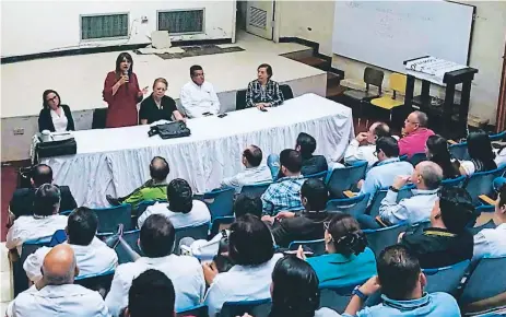  ??  ?? CENTRO. Los integrante­s de la intervento­ra del Hospital Escuela ayer comenzaron a tomar acciones para solucionar la crisis.