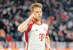  ?? Foto: afp ?? Joshua Kimmich zeigt es an: Mit Köpfchen brachte er den FC Bayern München ins Halbfinale der Champions League.