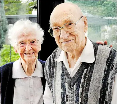  ?? BILD: ANNA-LENA SACHS ?? Glückliche­s Paar: Bernhard Major feierte seinen 102. Geburtstag gemeinsam mit Ehefrau Lisbeth (96) in ihrem Haus in Nadorst.