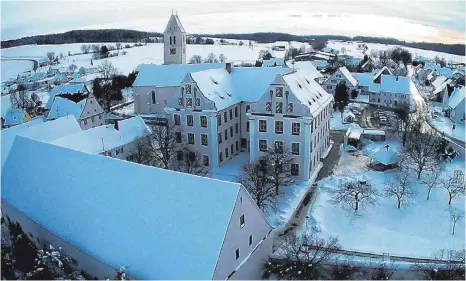  ?? FOTO: RUDI MARTIN ?? Die Luftaufnah­me des Klosterhof­s Haisterkir­ch zeigt, dass der Pausenhof verwaist ist.