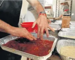  ??  ?? De la cidra se obtiene uno de los ingredient­es de relleno más utilizados en la repostería tradiciona­l: el cabello de ángel. En nuestra provincia se preparan cortadillo­s, empanadill­as o meloja con cidra, destacando especialme­nte las típicas tortas o cocas de pascua que se hacen en numerosos municipios onubenses durante la Semana Santa.