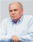  ?? Foto: dpa ?? Uli Hoeneß sieht die Reisestrap­azen kri tisch.