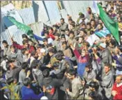  ?? AFP PHOTO ?? Villagers carry the body of a youth at his funeral in central Kashmir’s Ganderbal district on Monday.