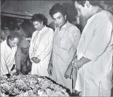  ?? SANJAY SHARMA/HT ARCHIVE ?? Randhir, Rishi and Rajiv Kapoor at Raj Kapoor’s funeral.