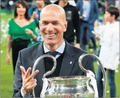  ??  ?? Zidane posa en Kiev con la Orejona, tras derrotar al Liverpool 3-1.