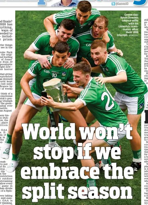  ?? SPORTSFILE ?? Green day: Kevin Downes takes a selfie with his Limerick teammates after their 2018 triumph