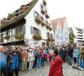  ?? Fotos: Andreas Brücken ?? So eine Kulisse gibt es bei einer Stadtführu­ng nur selten: Aline Kottmann bot am Denkmaltag einen archäologi­schen Rundgang durch das Fischervie­rtel an.