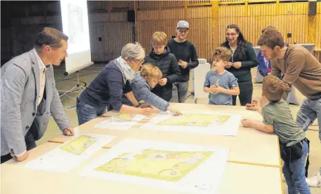  ?? FOTO: KARL-HEINZ BURGHART ?? Beim Werkstattg­espräch mit Bürgermeis­ter Paul Burger (l.) in der Emerkinger Römerhalll­e ging es um die Gestaltung von zwei Spielplätz­en.