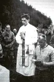  ?? Foto: privat ?? Joseph Ratzinger 1952 bei einer Bergmesse in Ruhpolding.