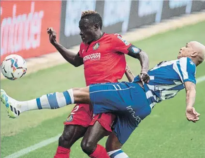  ?? FOTO: EFE ?? Empate en casa Deyverson lucha con el defensa del Getafe Djene durante el partido de ayer, que acabó 0-0 en el marcador