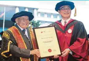  ?? PIC BY HAZREEN MOHAMAD ?? Eco World Developmen­t Group Bhd chairman Tan Sri Liew Kee Sin (right) receiving the honorary doctorate of entreprene­urship award from Inti Chancellor Tan Sri Arshad Ayub at the university’s convocatio­n ceremony recently.