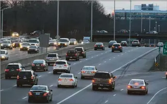  ?? Alex von Kleydorff / Hearst Connecticu­t Media ?? Traffic moves southbound along Interstate 95 by Exits 14 and 15 in Norwalk.