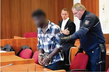  ?? Foto: Henning Kaiser, dpa ?? Der Angeklagte Eric X. kurz vor der Urteilsver­kündung. Das Bonner Landgerich­t sprach ihn gestern schuldig – der besonders schweren Vergewalti­gung einer Camperin und der räuberisch­en Erpressung.