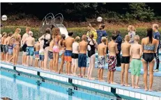  ?? FOTO: SCHWIMMVER­EIN ?? Wasserolym­piade 2019 – sollte das Bad öffnen, wird man so eng nicht mehr beieinande­r stehen dürfen.