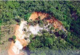  ?? BING GONZALES ?? A PORTION of the mountain in Makilala town, North Cotabato caved in after the earthquake.