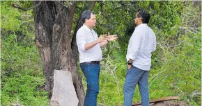  ?? HÉCTOR PALACIOS ?? Sergio Jaramillo, alto comisionad­o para la Paz, e Iván Márquez, jefe de la delegación de paz de las Farc, durante su visita a Pondores.