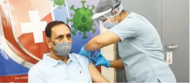  ?? Agence France-presse ?? ↑
Gujarat Chief Minister Vijay Rupani gets a dose of vaccine in Gandhinaga­r on Wednesday.