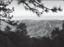  ?? STUART LEAVENWORT­H/LOS ANGELES TIMES ?? Pine Mountain, north of Ojai, provides a bird’s eye view of the sunrises and sunsets in the Los Padres National Forest.