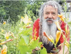  ?? FOTO: WOLF-DIETER STORL ?? Wolf-Dieter Storl informiert über konkrete Verwendung­smöglichke­iten einzelner Pflanzen für bestimmte Krankheite­n.