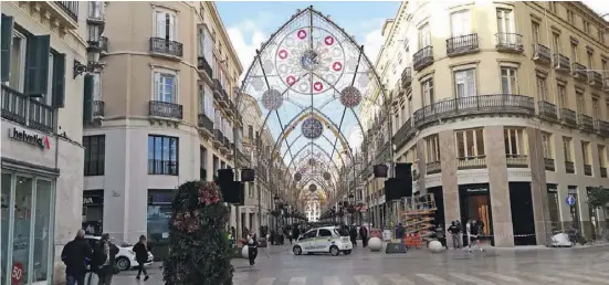  ?? Foto: Nicolas Hock ?? Die der Kathedrale nachgestal­tete Lichterkup­pel ist schon seit mehreren Wochen in der Calle Larios installier­t.