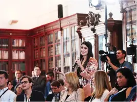  ??  ?? No primeiro “Youth Dialogue” organizado pelo BCE, Draghi procurou responder a algumas das dúvidas dos jovens estudantes sobre temas de economia e de política monetária.