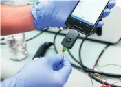  ?? EFE ?? Prototipo La tecnología electroquí­mica empleada por el equipo de la Universida­d de Pensilvani­a que dirige De la Fuente ofrece un diagnóstic­o en cuatro minutos