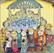  ??  ?? Children stand before a painted sign that says “Khwaabgaon” or village of dreams, a name given to it by the scholar and writer Shivaji Bandopadhy­ay in 2018.