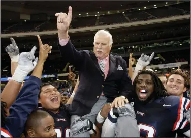  ?? (AP file photo) ?? Coach Howard Schnellenb­erger celebrates with his Florida Atlantic team after beating Memphis in the 2007 New Orleans Bowl. Schnellenb­erger, who was part of the Miami Dolphins’ perfect season and coached collegiate­ly for the Miami Hurricanes, Louisville Cardinals and Florida Atlantic Owls, died Saturday at 87. More photos at arkansason­line.com/328coach/.