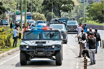  ??  ?? La acción policial causó una protesta de unos 30 vecinos en favor del ex agente.