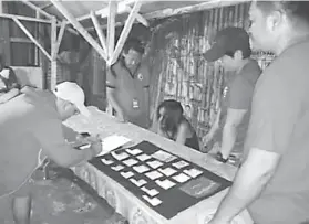  ?? / TAMPO SA MAMBALING POLICE ?? ■ DRUGS: Giimbentar­yo sa Mambaling police ang illegal drugs nga ilang nakuha gikan kang Ivan Matig-a, 25, kinsa ilang nasikop sa Huwebes sa alas 4 sa kaadlawon.