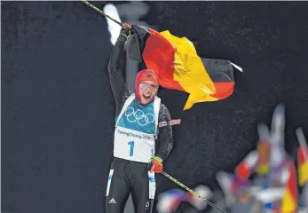  ?? FOTO: AFP ?? Laura Dahlmeier mit Fahne nach dem Zieleinlau­f.