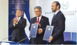  ??  ?? Charge d’Affaires of the embassy of Qatar in El Salvador, Tariq Othman al-Othman, with the Minister of Foreign Affairs of El Salvador, Carlos Castaneda, at the memorandum signing ceremony in San Salvador.