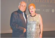  ?? ?? José Gómez y Francis de Sales, integrante­s del grupo de Jardín del Moral, bailan danzón desde hace 25 años. Han hecho muestras y encuentros danzoneros a nivel nacional, y consideran que las actividade­s que organizan atraen buena derrama económica.