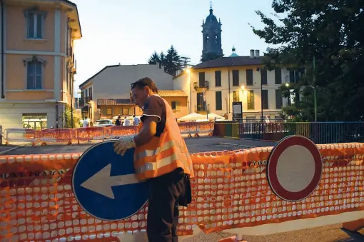  ?? (foto Bennati) ?? In centro Operai transennan­o il ponte di via Colombo nel centro di Monza. Da ieri il cavalcavia è chiuso a pedoni e auto per motivi di sicurezza