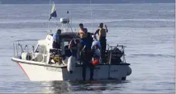  ?? (Photo DR) ?? Embarqués sur la vedette de la gendarmeri­e, les plongeurs ont repéré hier trois des quatre autres véhicules qui ont été charriés jusqu’à la mer par la Garonnette. Ils seront récupérés aujourd’hui.