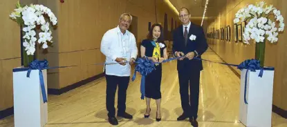  ??  ?? Cultural Center of the Philippine­s artistic director and VP Chris Millado, SM Hotels and Convention­s president Elizabeth Sy and Conrad Manila GM Harald Feurstein cut the ribbon at the opening of
Of Art and Wine: The Masters of Print at the Gallery C...