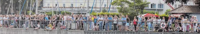  ??  ?? Tausende Zuschauer drängen sich auf den Molen des Lindauer Seehafens, des Segelhafen­s und hier auf dem Römerbadst­eg, um ja nicht den spektakulä­ren Blick auf den Start zur „Rund um“zu verpassen.