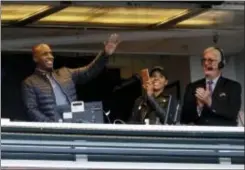  ?? THE ASSOCIATED PRESS ?? Former San Francisco Giants player Barry Bonds, left, waves to fans from the broadcast booth next to broadcaste­r Mike Krukow, right, during a baseball game against the Chicago Cubs on Monday.
