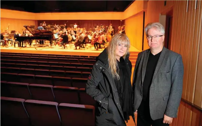  ?? FOTO: KJARTAN BJELLAND ?? Hilde Hefte er rørt over at Kristiansa­nd symfoniork­ester vil hedre Egil Kapstad med en egen minnekonse­rt. Her står hun sammen med programsje­f Hans Bodin.
