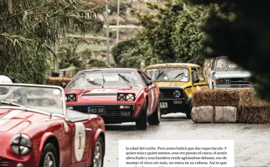  ??  ?? Entre balas de paja y la muralla. Uno de los grupos —divididos por categoría y años— del Grand Prix en el circuito urbano de Mdina, con un Turner en primer término, seguido de los Ferrari 308, un Mini Clubman y un Fiat 124.