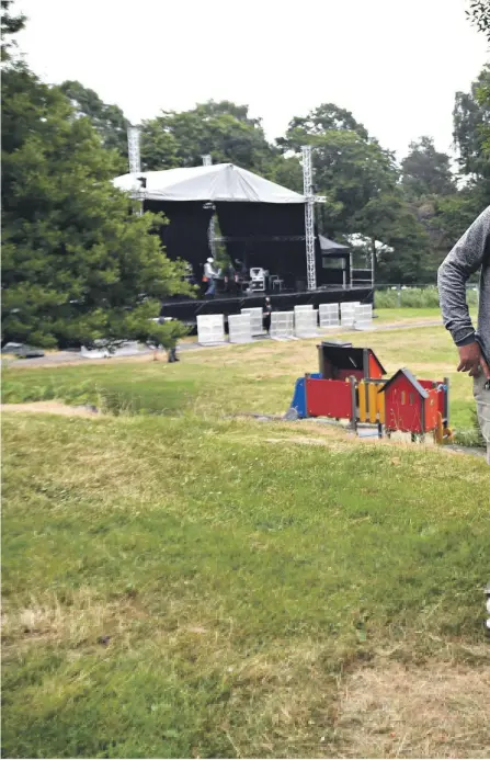  ??  ?? BOBLEBAD: Toffen Gunnufsen poserer sammen med det nye boblebadet på Skral. Han er fornøyd med artistene som kommer, og sier de ikke konkurrere­r med så mange andre festivaler midt i uka.