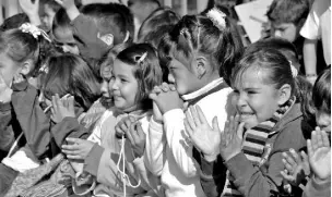  ?? FOTOS: OSCAR REYES ?? LA RECOMENDAC­IÓN ES abrigar bien a los niños ante la baja de la temperatur­a.