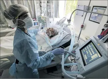  ?? Photograph­s by Irfan Khan Los Angeles Times ?? NURSE Jeanette Pimentel checks on coronaviru­s patient Pedro Luera, who was airlifted from El Centro Regional Medical Center to Paradise Valley Hospital in National City, Calif. The ICU also held his wife, Patricia.