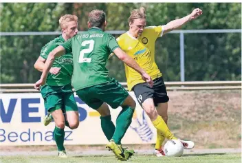  ?? FOTO: THORSTEN LINDEKAMP ?? Der RSV Praest - hier Jonas Wilde (recht) - erwartet morgen den Aufsteiger SV Biemenhors­t, der vom Halderner Jürgen Stratmann trainiert wird.