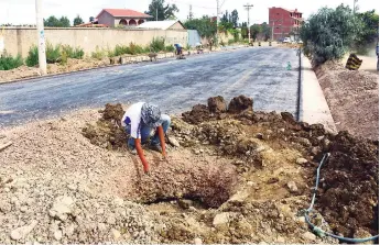  ?? CARLOS LÓPEZ ?? Un trabajador instala cámaras de la red de alcantaril­lado en la vía.