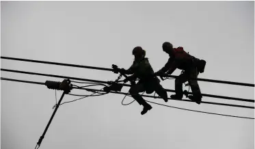  ?? | ARMAND HOUGH African News Agency (ANA) ?? TECHNICAL staff work alongside riggers and equipment experts from Switzerlan­d during annual maintenanc­e work on the Table Mountain Aerial Cableway. Weather permitting, it will reopen on Monday.