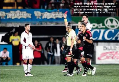  ?? JOHN DURÁN ?? Randall Poveda le mostró la cartulina roja al volante de Saprissa, Marvin Angulo, en el cierre del juego de ida de la semifinal, en marzo del 2016.