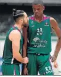  ?? NANTERRE ?? Nzosa, con Alonso.