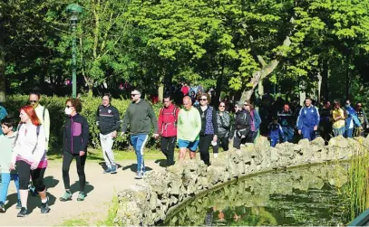  ?? FOTOS: MIRIAM CHACÓN/ICAL ?? Los caminantes pudieron disfrutar de una jornada espectacul­ar en lo climatológ­ico por la provincia de Valladolid